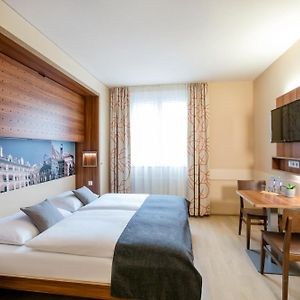 Zimmer mit Kingsize-Bett